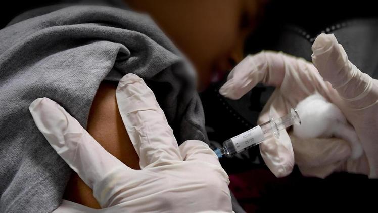 Un bambino viene vaccinato contro il morbillo