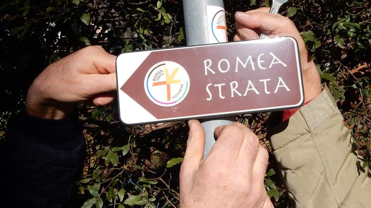 Una bacheca della Romea StrataUna  freccia della Romea Strata: costano ciascuna 35 euro