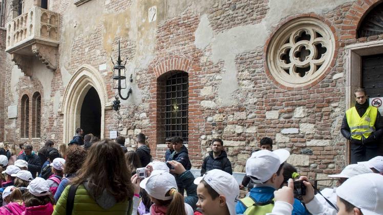 Il rendering dell’ingresso del museo di Giulietta, a destra, in via Cappello 25; a sinistra l’uscita dal cortileTuristi nel cortile della Casa di Giulietta, uno dei luoghi più visitati