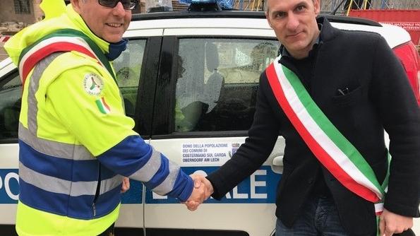 Il sindaco di Costermano Stefano Passarini consegna la Panda al sindaco di Norcia Nicola Alemanno