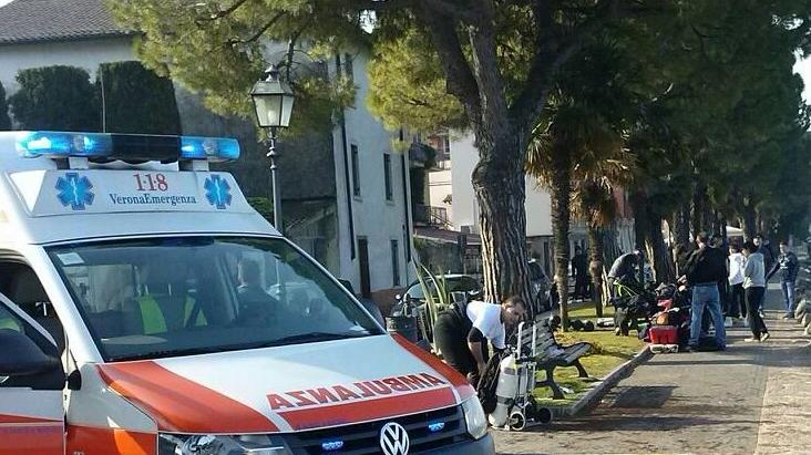 Un’ambulanza durante un soccorso a Torri del Benaco