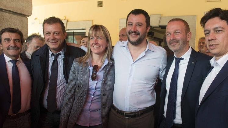 Leghisti in piazza Bra: da sinistra Da Re, Coletto, De Berti, Salvini, Paternoster e Tosato FOTO MARCHIORI