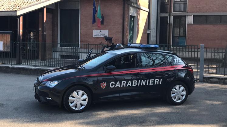 I carabinieri davanti alla scuola