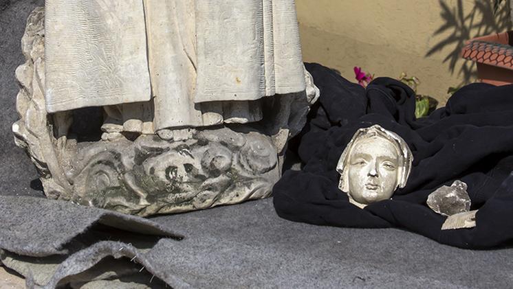 La testa lasciata ai piedi della statua della Madonna