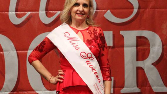 Angela Mori con la fascia di «Miss suocera d’Italia» vinta al concorso 