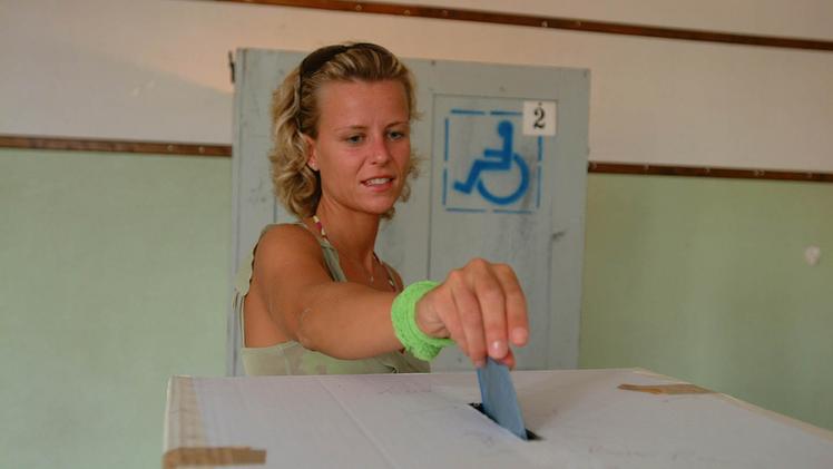 Una cittadina al voto nel 2004