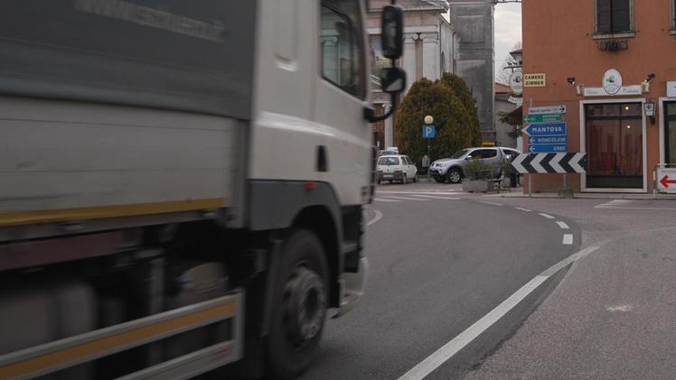 Un camion entra in centro a Trevenzuolo per attraversare il paese FOTO PECORA