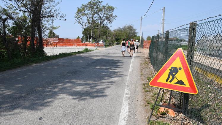 Il ponte in fase di costruzione a Bovolino FOTO PECORAIl cartello che avvisa dei lavori in corso