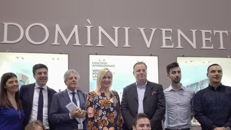 Lo stand Domìni Veneti al Vinitaly con i vincitori del concorso di idee
