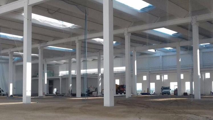 Il nuovo centro logistico in fase di costruzione in via Conche, alla periferia di Isola Rizza