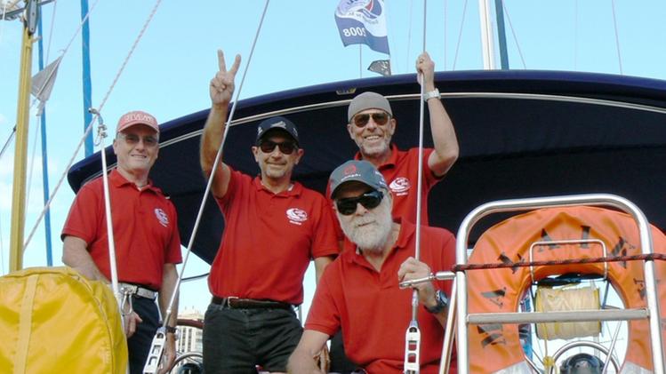 Enrico Martinelli, a sinistra, con gli amici al termine del giro del mondo in barca a vela 7 anni fa
