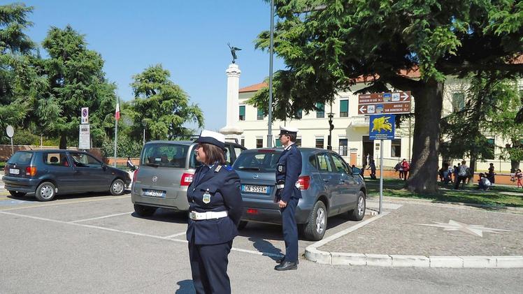 Un alunno all’uscita dalle medie di Santo Stefano di Zimella I vigili urbani davanti alle scuole  di Veronella DIENNEFOTO