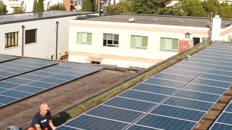 L’installazione di pannelli solari sul tetto di una scuola