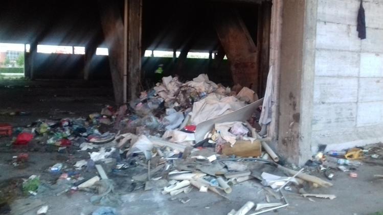 Cumuli di rifiuti abbandonati dagli abusivi nel ParaboloideLa polizia locale durante lo sgombero effettuato in via Mantova