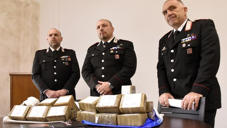 I carabinieri con la droga sequestrata (Diennefoto)