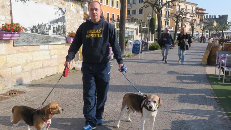 Celestino Marzari a spasso a Torri con i suoi due cani FOTOSERVIZIO AMATO