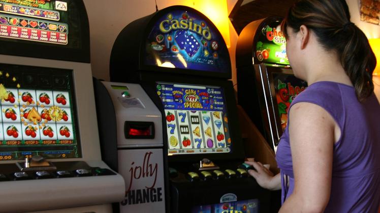Una giocatrice impegnata a una slot machine