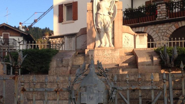 Il restaurato monumento ai Caduti a Roverè FOTO AMATO