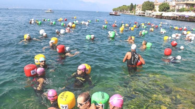 Traversata a nuoto del lago di Garda: la partenza da Torri dell’anno scorso