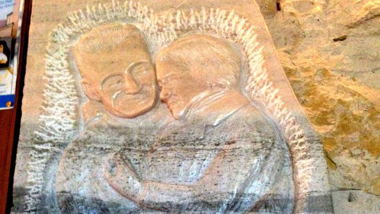 Il bassorilievo di don Gnocchi deposto nella chiesetta della Conca dei Parpari FOTO AMATO