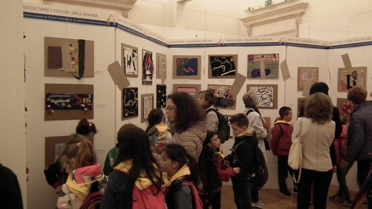 I 110 «quadri» degli studenti della  primaria di Cerro in mostra alla Gran Guardia per Maggio scuola