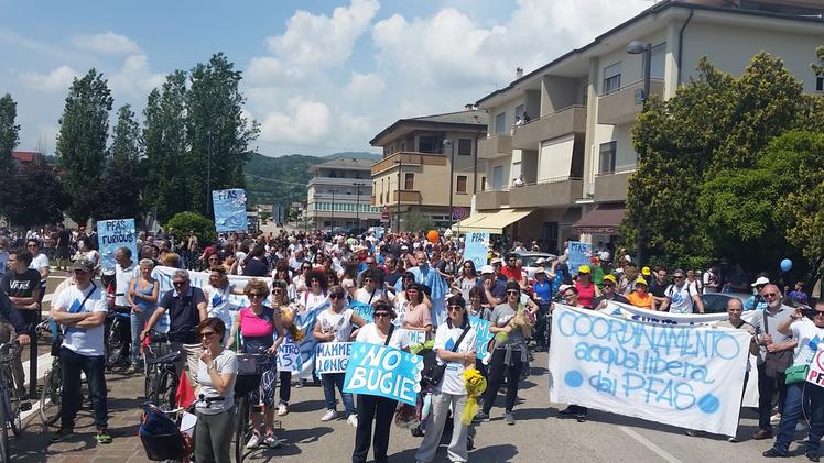 Dimostrazione di protesta contro i Pfas a Trissino organizzata da un gruppo di madri davanti alla Miteni