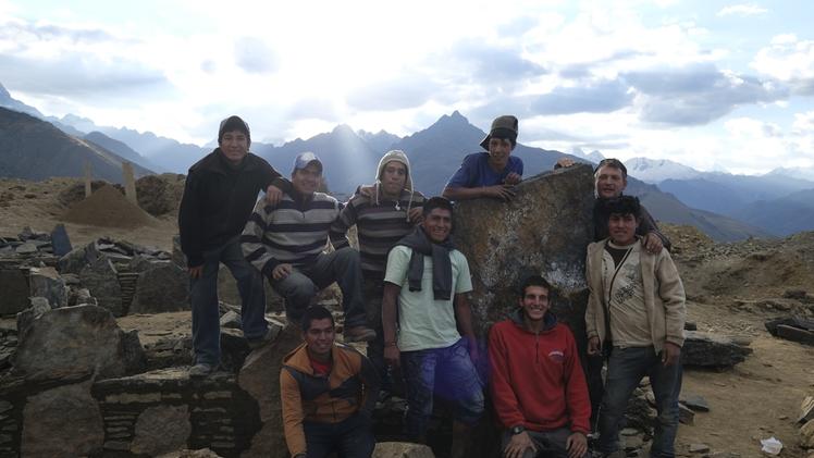 Damiano Zerbin a Tauca, il paese peruviano dove vive da un annoDamiano (al centro) con alcuni ragazzi che assiste in Perù