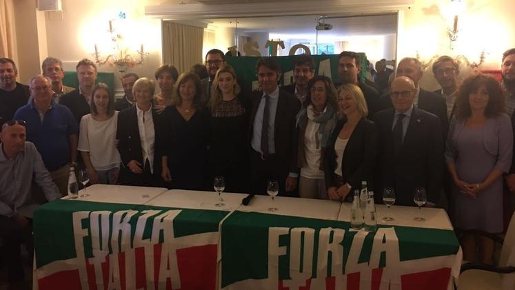 Il candidato sindaco del centrodestra Federico Sboarina con i candidati della lista di Forza Italia
