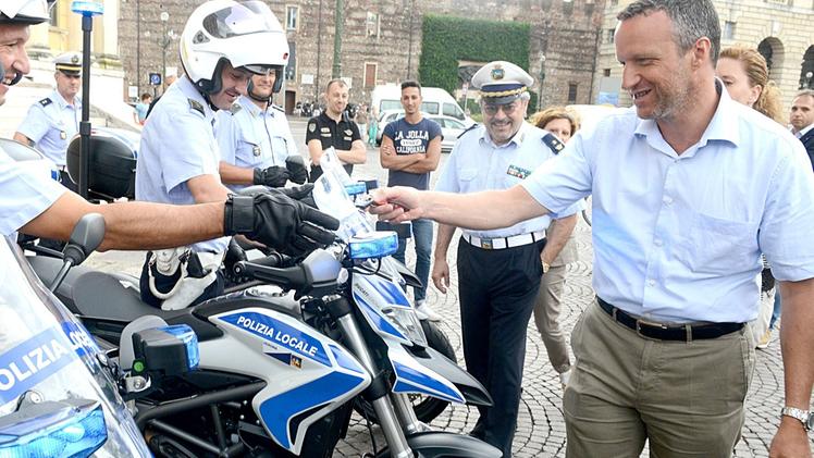 Il sindaco Tosi alla consegna delle nuove moto alla Polizia locale