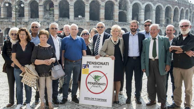 I candidati del movimento Pensionati Veneti in piazza Bra MARCHIORI