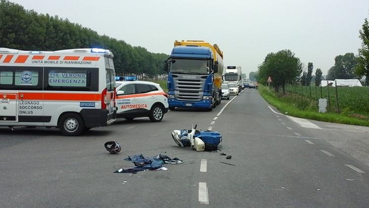 La scena dell’incidente tra lo scooter e l’auto, che ha bloccato per un paio d’ore la viabilità all’incrocio tra via Bussé e via Fossa
