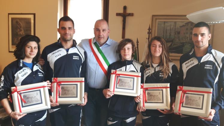 I giovani campioni di karate premiati dal sindaco Nicotra