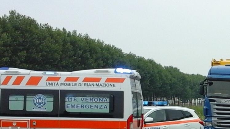 Un’ambulanza e un’auto medica sul luogo dell’incidente