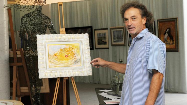 Il pittore Charlie davanti ad una delle sue opere DIENNEFOTO