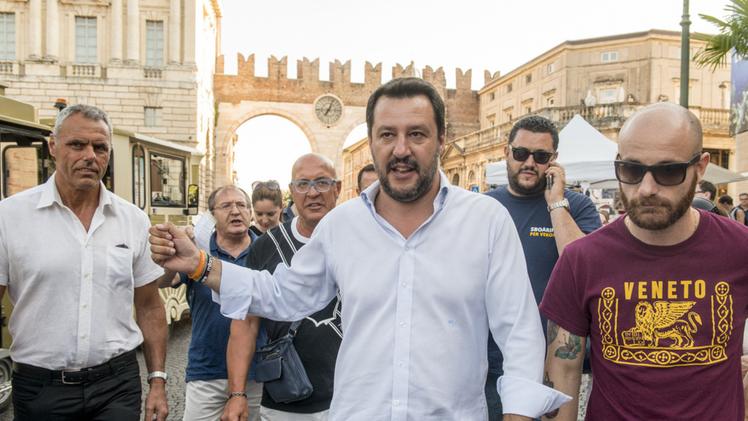 Flavio Tosi e Patrizia Bisinella allo stadio per festeggiare il compleanno del sindaco FOTO MARCHIORIMatteo Salvini durante la sua passeggiata in piazza Bra: dopo è andato anche nei quartieri FOTO MARCHIORI
