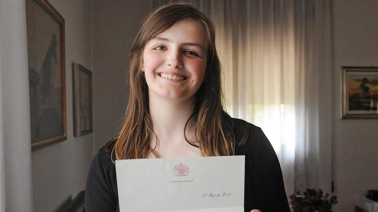 Giulia Pasqualini felice con la sua lettera proveniente dal castello di  Windsor DIENNE FOTO