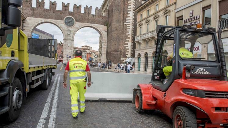 Domani saranno di nuovo collocate le barriere di cemento a protezione degli accessi a piazza Bra per le misure antiterrorismo