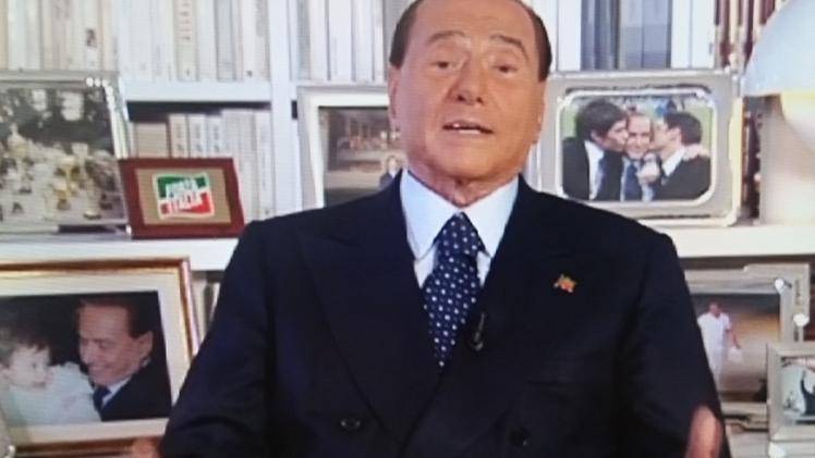 Un «frame» del video in cui Silvio Berlusconi sostiene Sboarina