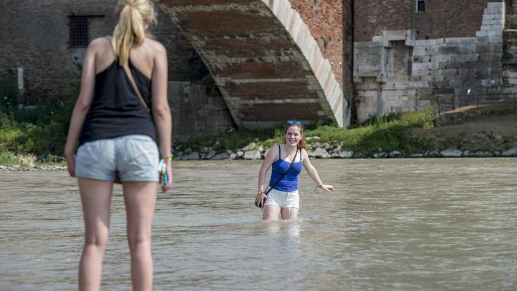 Due ragazze si rinfrescano immergendosi nell’Adige... con qualche rischio FOTOSERVIZIO MARCHIORI