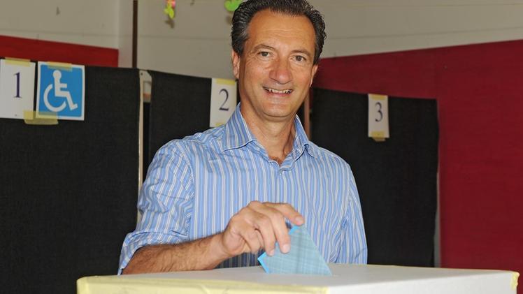 Paolo Bruschetta vota al seggio di Villaggio Trieste