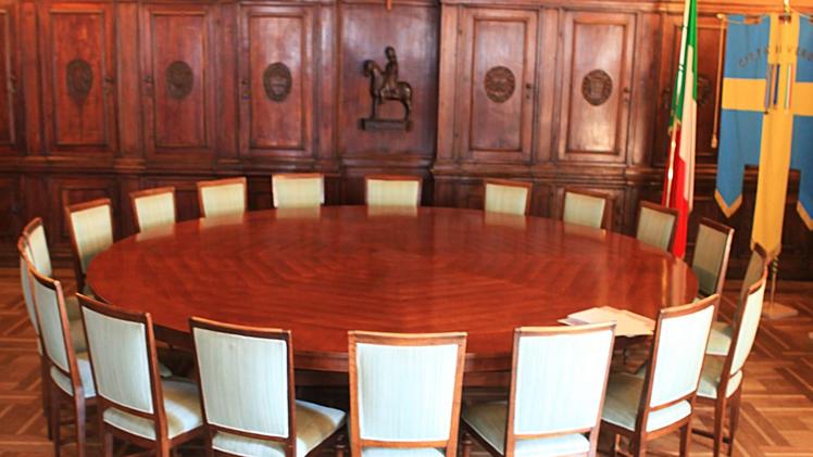Il tavolo delle riunioni di Giunta in sala Arazzi a Palazzo Barbieri