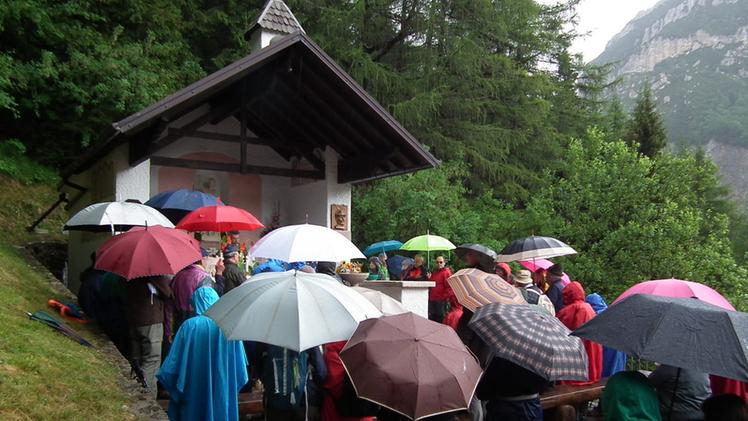 La celebrazione della messa, sotto la pioggia, per l’apertura  della stagione escursionistica in alta montagna