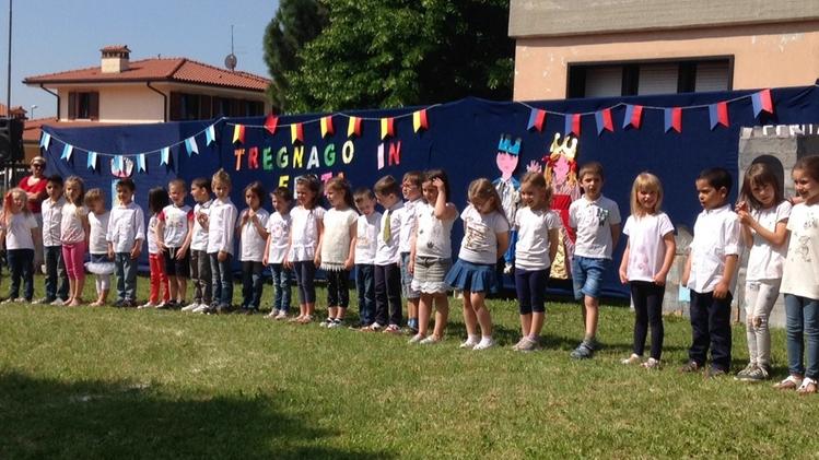 I bambini della scuola dell'infanzia di  Tregnago  impegnati nello spettacolo