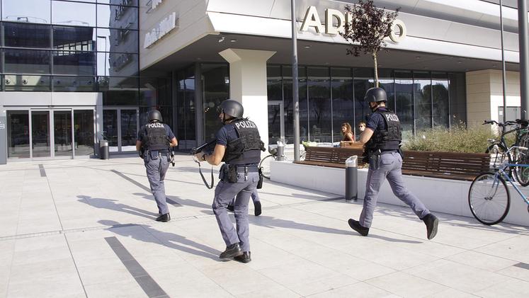 L'arrivo della polizia ad Adigeo (Diennefoto)