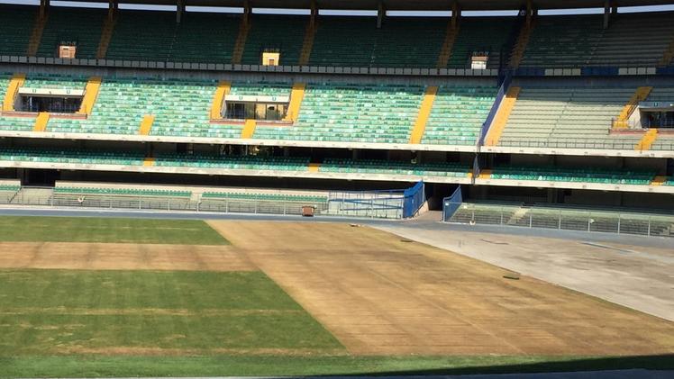 Le condizioni del terreno di gioco del Bentegodi, pesantemente segnato dal palco di Robbie Williams
