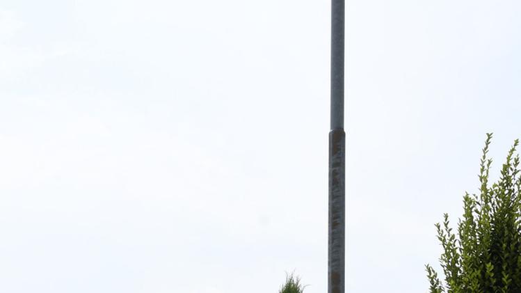 La lampada votiva rotta e il marmo spaccato con una mazzaLa scritta lasciata sulla tomba di Amedeo Carreri FOTO PECORATelecamere al cimitero