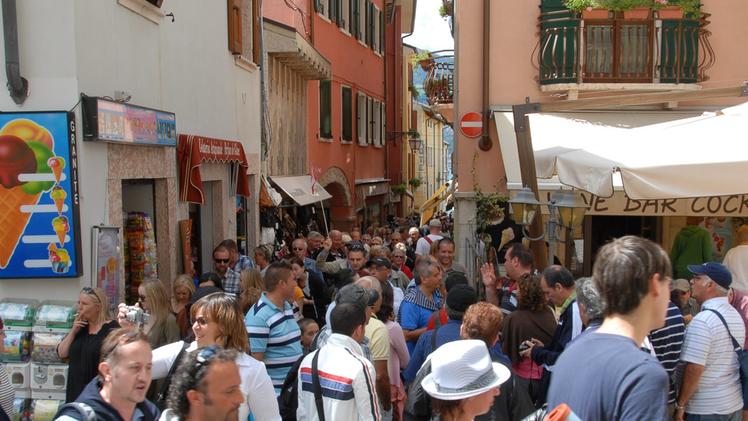 Pienone di turisti a Malcesine in un’immagine di archivio