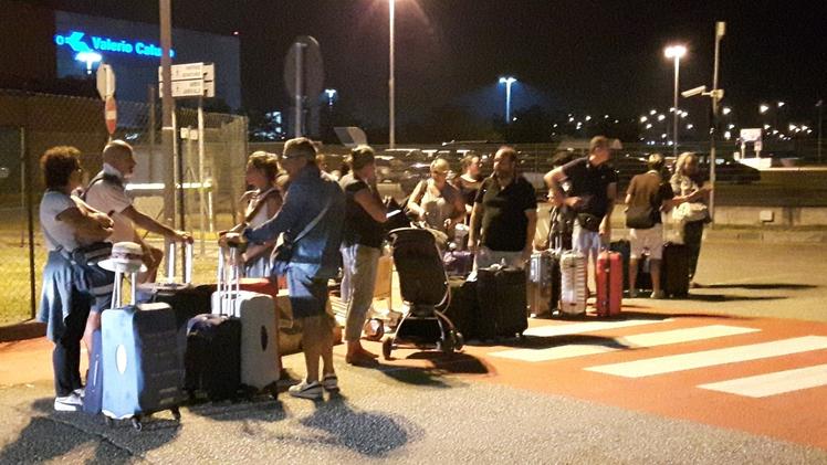 Il gruppo di turisti rientrati all’aeroporto Catullo da Kos l’altra notte alle 2.30