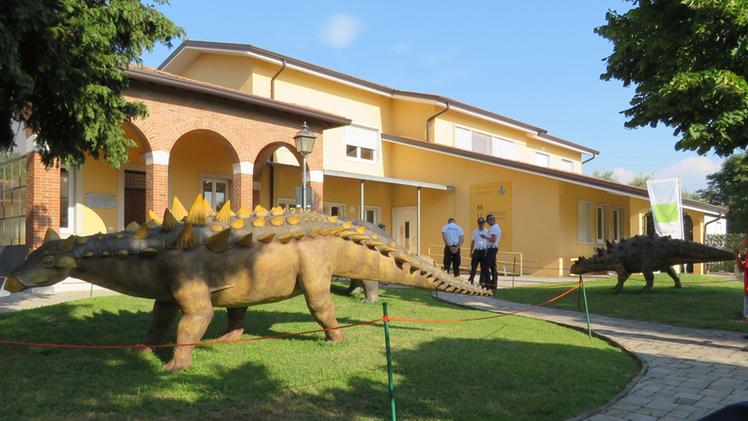 Dinosauri a grandezza naturale in mostra al museo Sisàn fino al 24 settembre [FOTOGRAFO]FOTO AMATOAlberto Salvetti e Matteo Seno all’interno del museo Sisàn