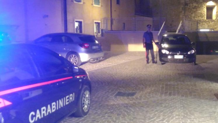 I carabinieri con la vettura sequestrata. Ora si rischia la confisca del mezzo